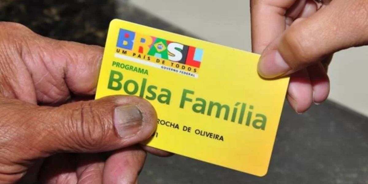 Pessoa recebendo cartão do Bolsa Família (Foto:Reprodução/Internet)