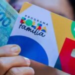 Pessoa recebendo pagamento do Bolsa Família - Foto Reprodução Internet