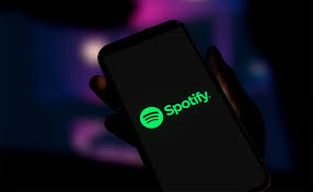 Pessoa usando o Celular com o aplicativo do Spotify aberto - Foto Reprodução Internet