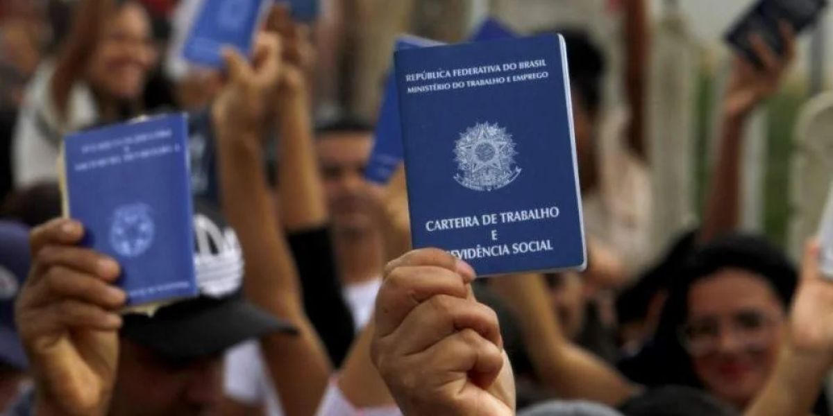 Pessoas em fila com a carteira de Trabalho em busca de empregos - Foto Reprodução Internet