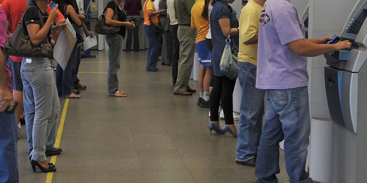 Pessoas em fila pra usar o caixa eletrônico em banco - Foto Reprodução Internet