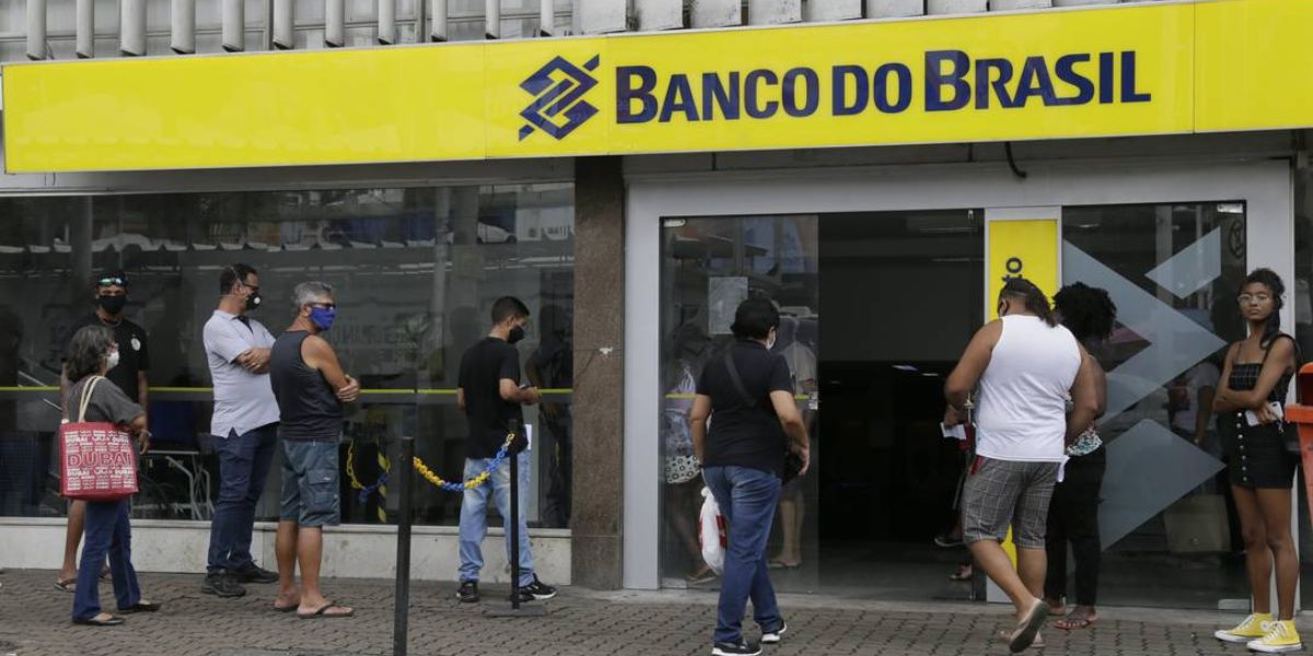 Pessoas entrando em agência do Banco do Brasil - Foto Reprodução Internet