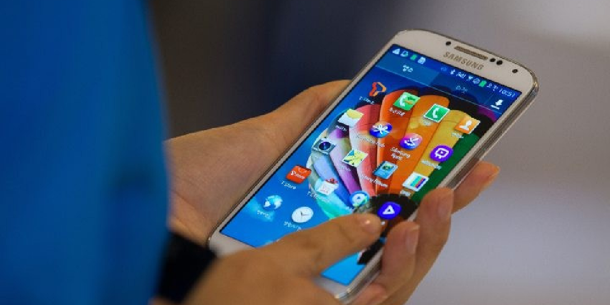 Person tampering with Samsung cell phone (Photo: Clone/Internet)