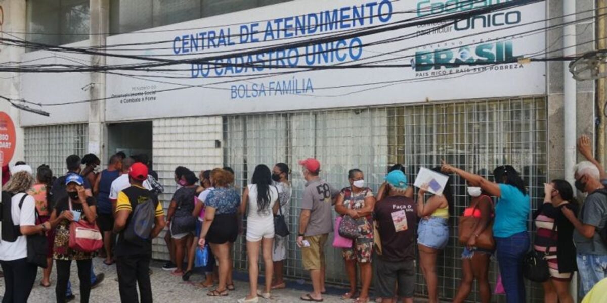 Beneficiários de Programas Sociais em fila para se inscrever no Cadastro Único (Foto: Reprodução/Internet)