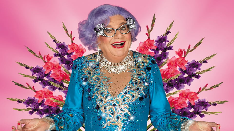 Famosa Drag Dame Edna Everage (Foto: Reprodução, Metro UK)