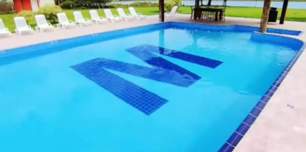 Piscina personalizada com a letra M de Marrone (Reprodução: Youtube)