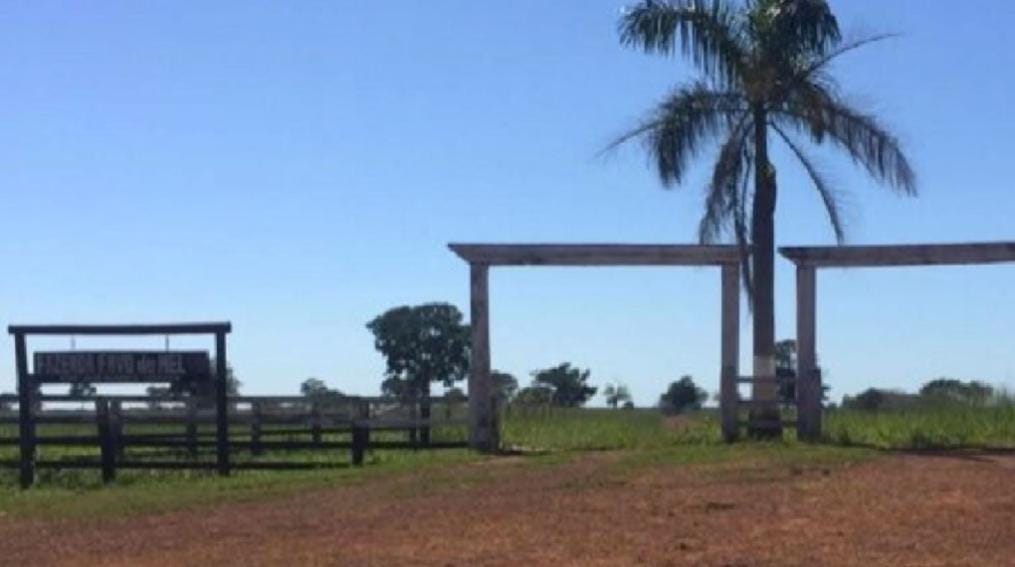 Entrada da fazenda já mostra quanto espaço ela tem (Reprodução: Youtube)