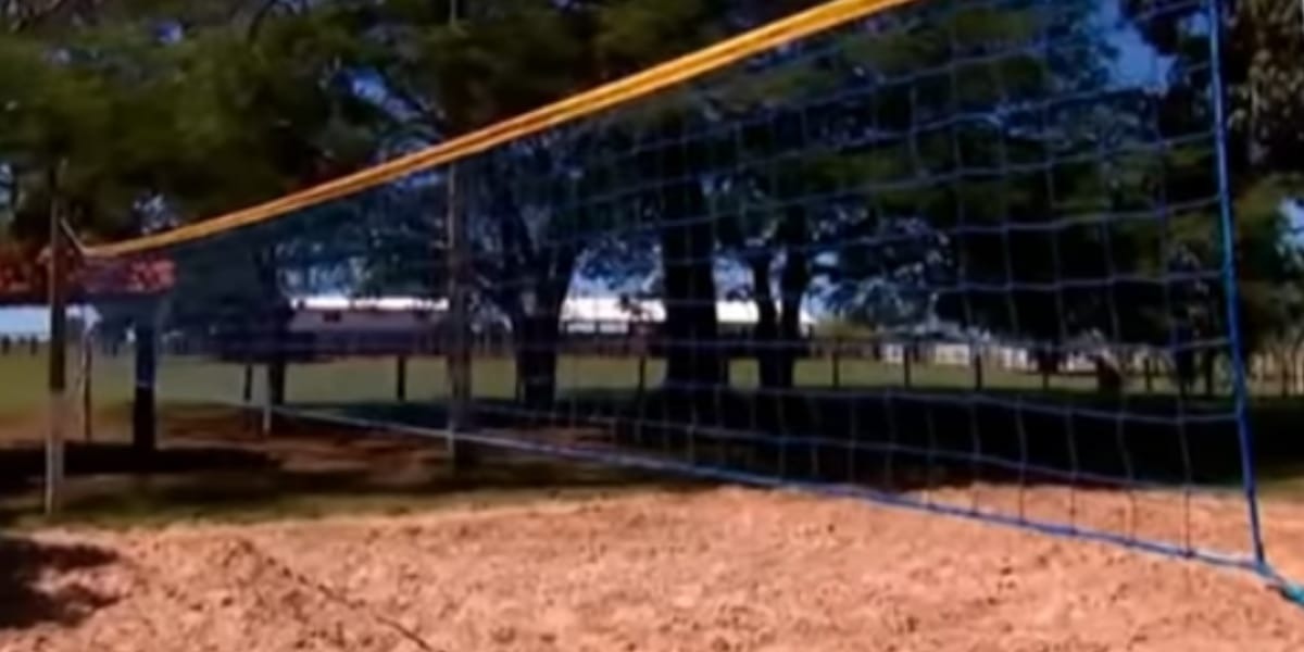 Até quadra de vôlei de praia o cantor tem em sua fazenda (Reprodução: Youtube)