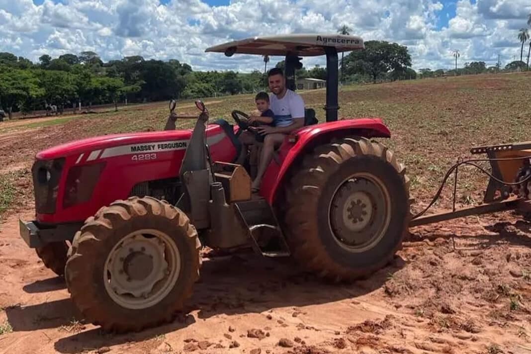 Zé Neto tem muitos tratores por onde anda em sua fazenda (Reprodução: Youtube)