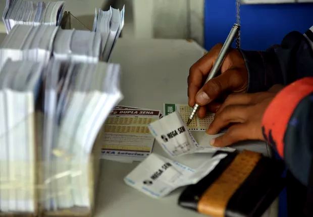 Muitos brasileiros, na tentativa de ganhar muito dinheiro, se arriscam em jogar na loteria (Foto Reprodução/Internet)