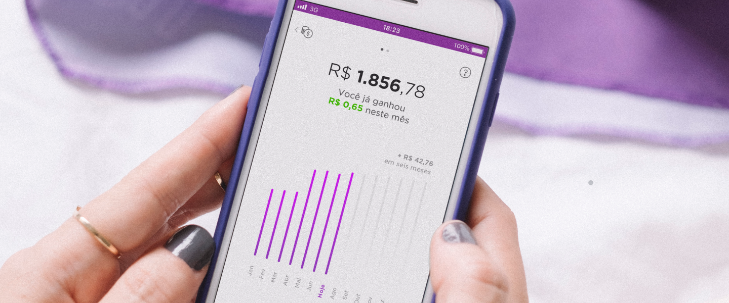 A Nubank, como todo banco digital, promete que valores deixados rendem mais que a poupança comum (Foto Reprodução/Internet)