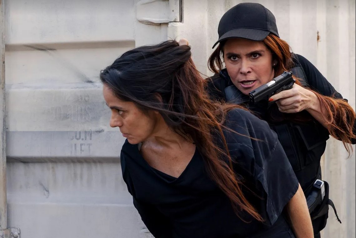 Helô e Pilar em cena de ação em Travessia (Foto: Reprodução / Globo)