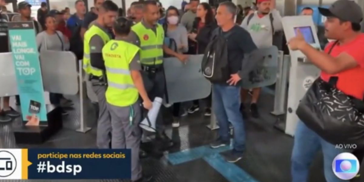 Homem fica revoltado com situação em metrô (Foto: Reprodução / Bom Dia São Paulo da Globo)