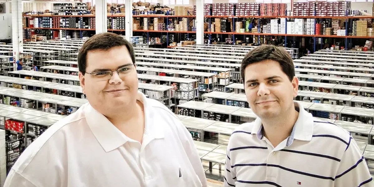 Thiago e Leandro Ramos são os criadores da Kabum, a maior plataforma de e-commerce da América Latina comprada pela Magazine Luiza (Foto: Divulgação/ Internet)