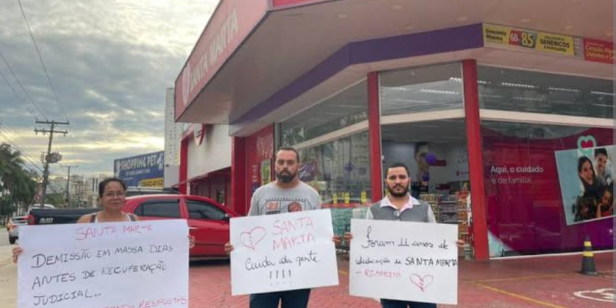 Farmacêuticos fazem manifestação na frente de uma das unidades (Reprodução: G1)