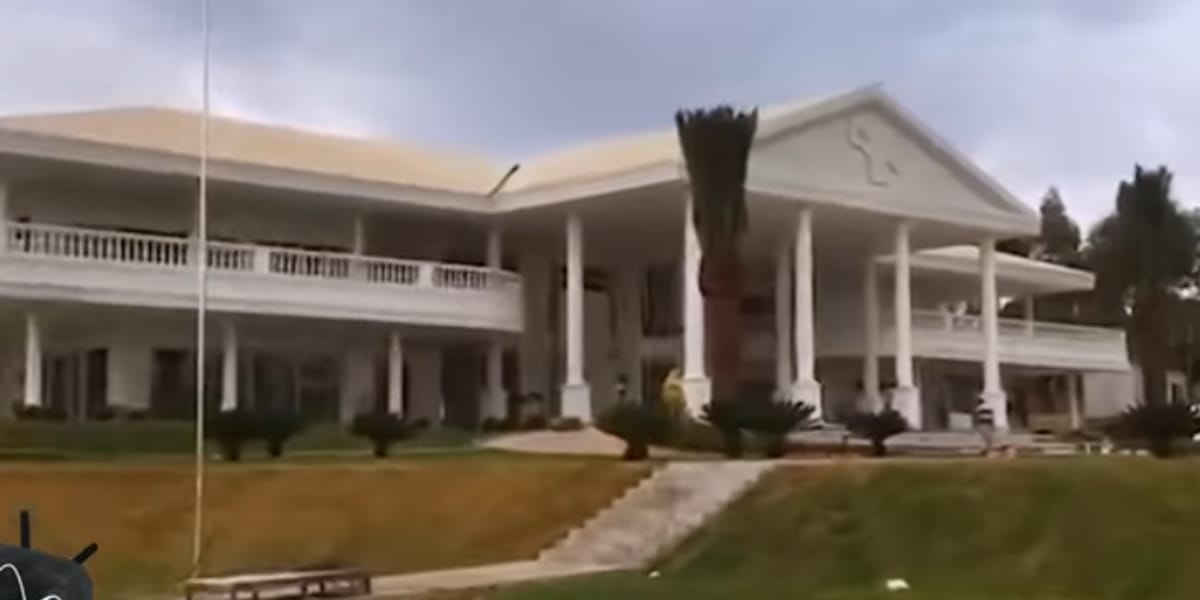 Entrada da casa de Gusttavo Lima, com muita área de lazer e rodeada por verde (Reprodução: Youtube)