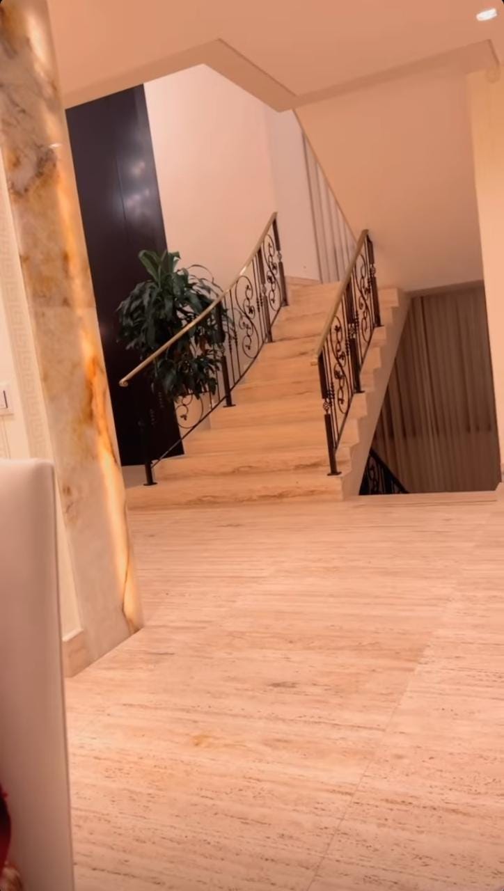 Escadaria de palácio da mansão de Simone Mendes (Reprodução: Instagram)