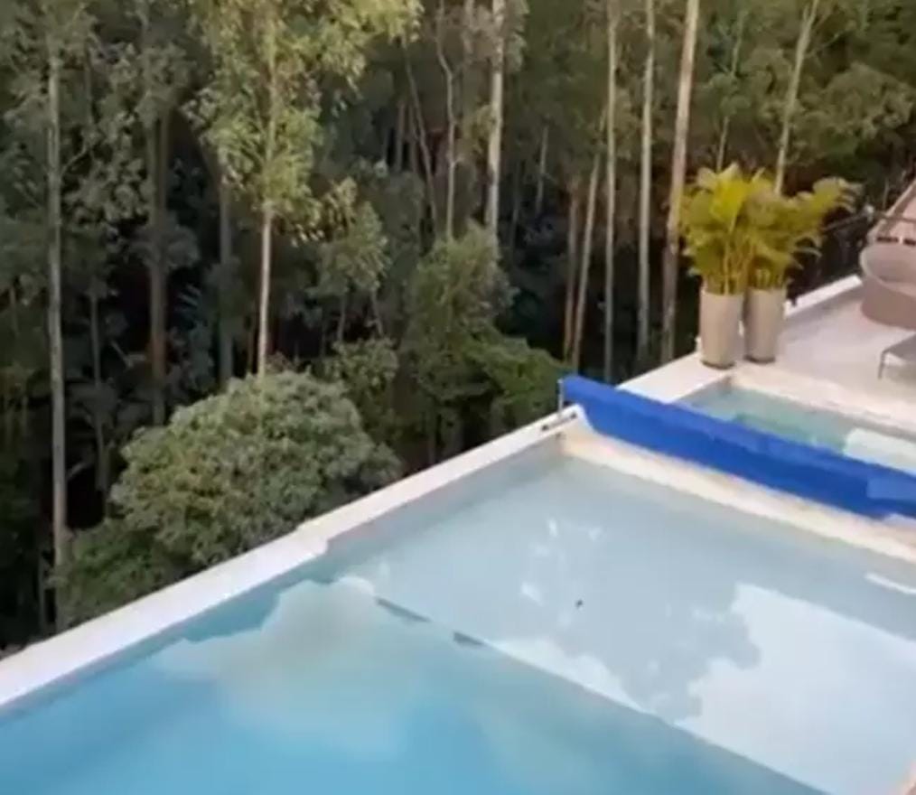 Piscina enorme, e a mansão de Kaká Dinis rodeada por muito verde (Reprodução: Instagram)