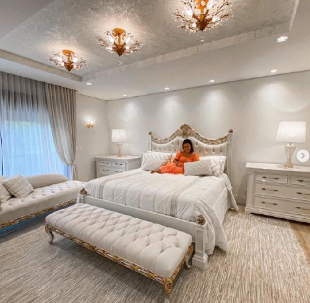 Suíte enorme de Simone Mendes, com muito espaço e cama aconchegante (Reprodução: Instagram)