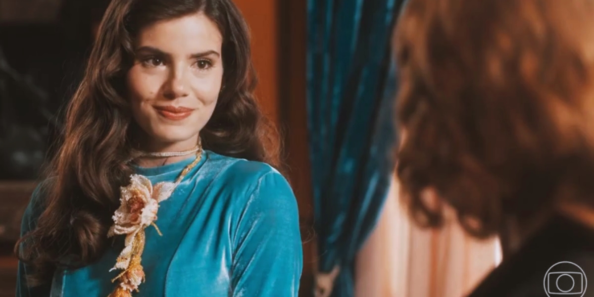 Marê usando vestido verde na novela Amor Perfeito