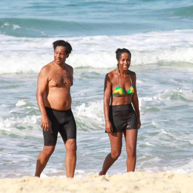 Maju Coutinho foi flagrada na praia com o marido. Foto: Reprodução/Internet