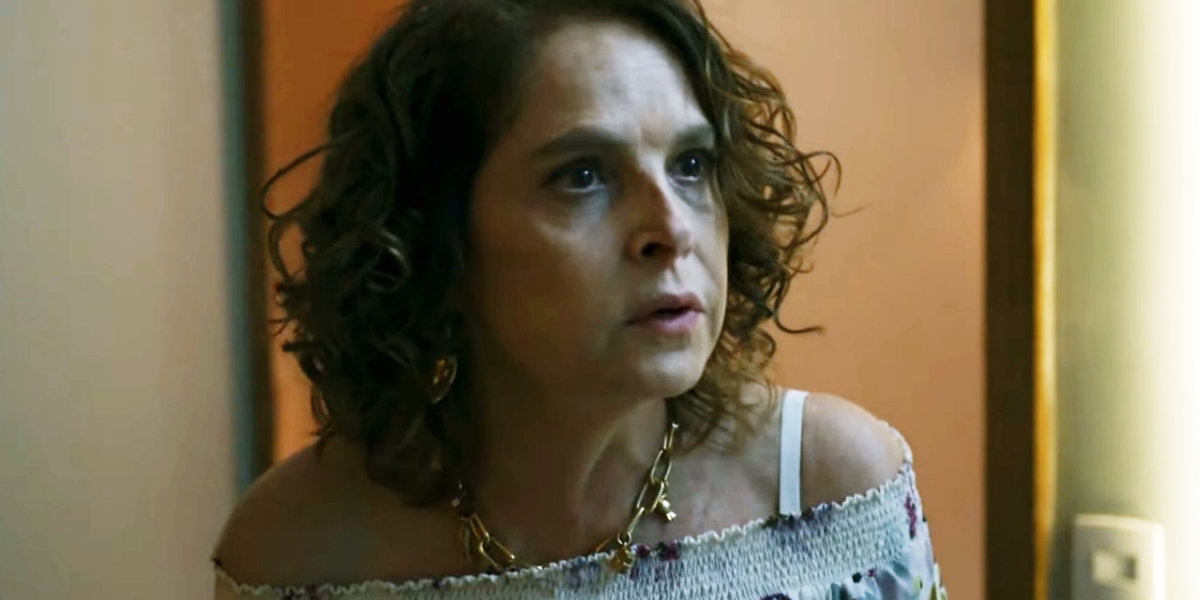 Núbia da novela Travessia fica incrédula com roubo do filho.