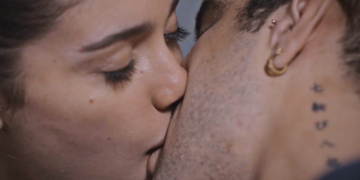 Maíra e Pablo se beijam em Todas as Flores