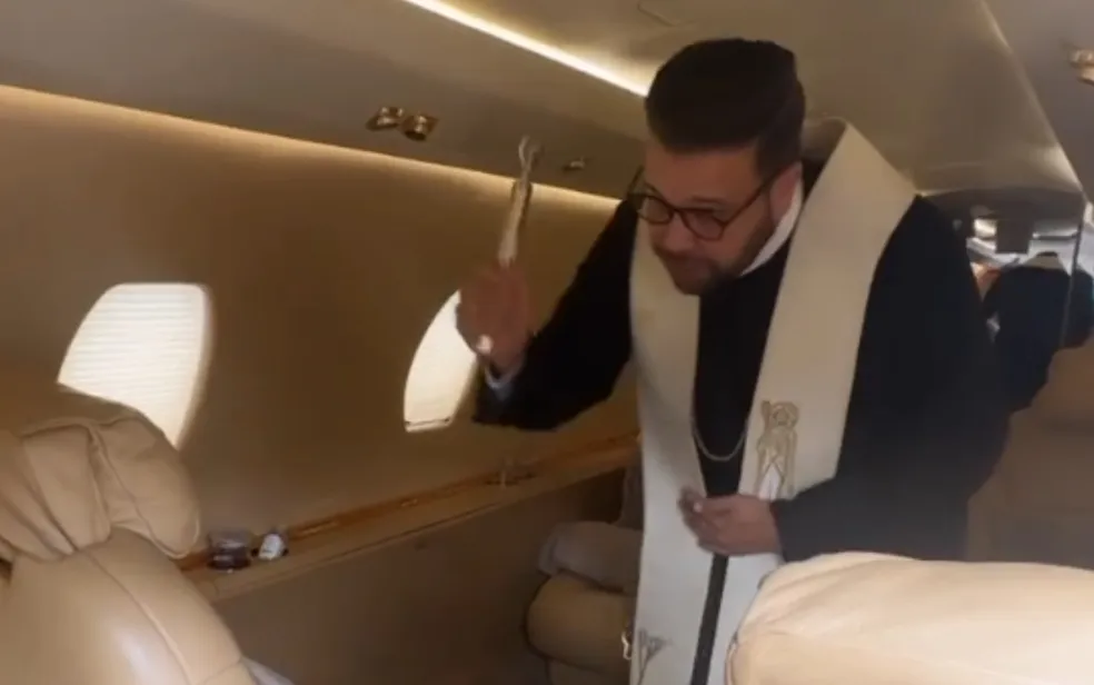 Padre abençoa avião que Virgínia Fonseca deu a Zé Felipe — Foto: Reprodução/ Instagram