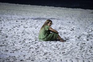 Possívelmente abalada, Patrícia Poeta surge cabisbaixa na praia - Foto; Reprodução/internet