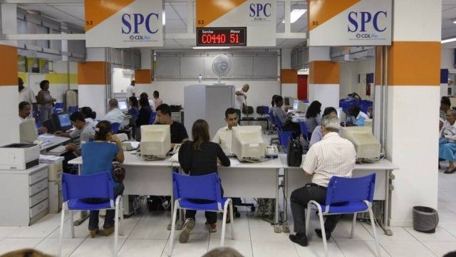 Milhares de brasileiros estão com seus nomes inscritos no SPC e Serasa (Foto Reprodução/Internet)