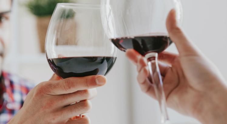 Estudo revela a verdade sobre beber vinho todos os dias (Foto: Reprodução, Freepik)