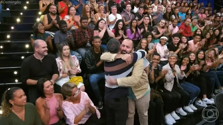 Viúvo de participante do The Wall voltou ao Domingão e se emocionou ao encontrar Luciano Huck