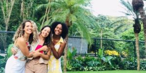 A famosa âncora da Globo, Maju Coutinho e amigas em seu jardim - Foto Reprodução Internet