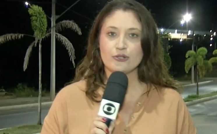 A repórter Paula Alves fazia passagem ao vivo para o MGTV - Foto Reprodução TVGlobo