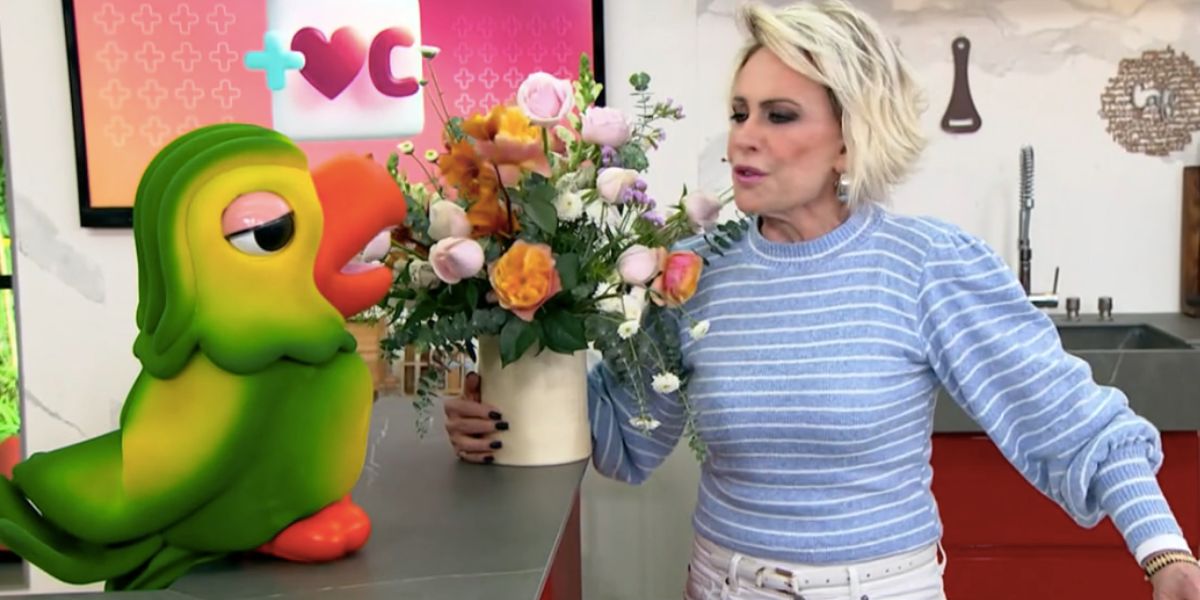 Ana Maria recebe flores da equipe do Mais Você (Foto: Reprodução / Globo)