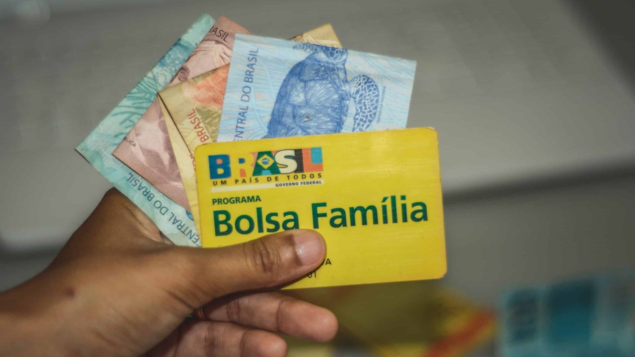 DINHEIRO EXTRA: TITULAR do Bolsa Família ganha presentão de R$300 em sua mensalidade (Foto: Reprodução/Internet)