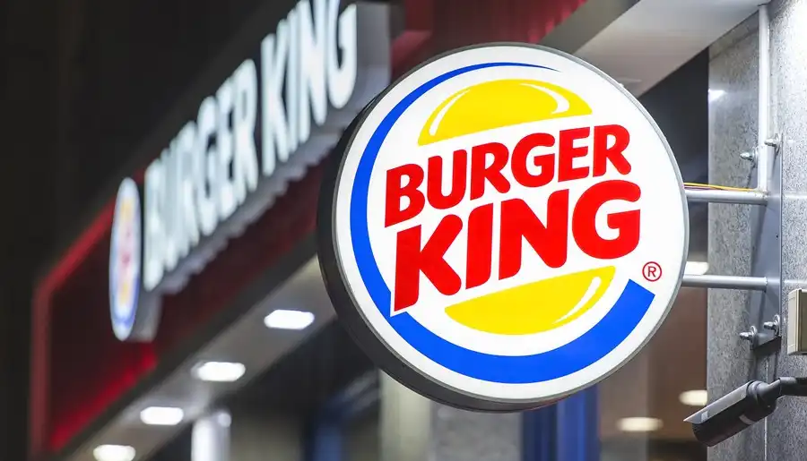 Funcionário do Burger King diz ter urinado na roupa por não poder deixar  quiosque; vídeo