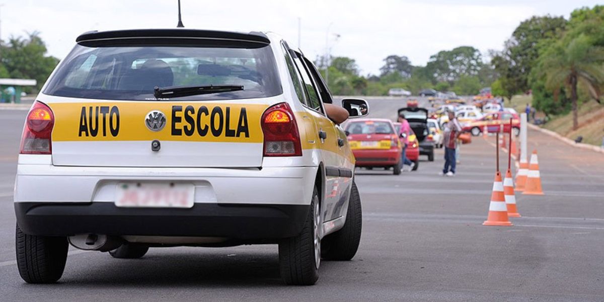 Carro de autoescola usado para tirar CNH de motoristas - Foto Reprodução Internet