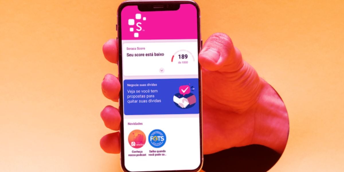 Celular com aplicativo da Serasa aberto - Foto Reprodução Internet