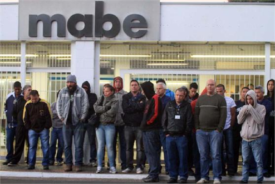 Funcionários fazem greve em frente a empresa (Foto: Reprodução/ Internet)