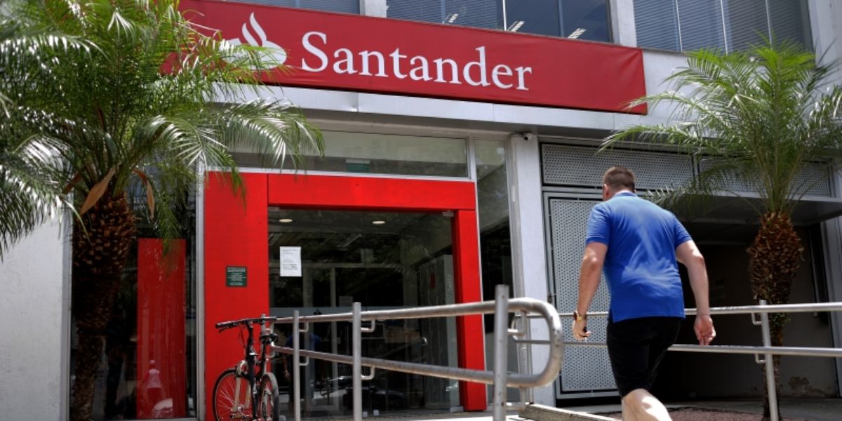 Fachada de agência do Banco Santander Brasil - Foto Reprodução Internet