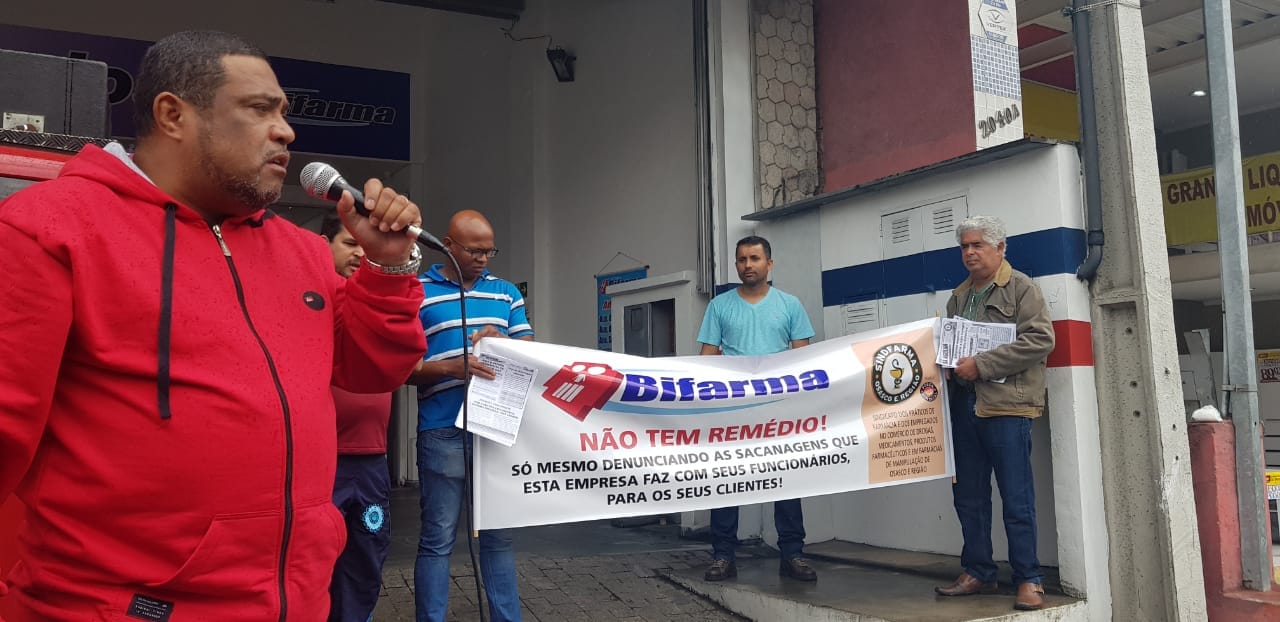 Funcionários da Bifarma protestam pelos direitos trabalhistas que não estão sendo respeitados (Foto Reprodução/Sindicato dos farmacêuticos)