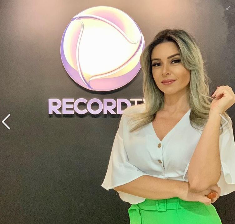 Logo da Record em foto com Paula Trindade - Foto Reprodução Internet