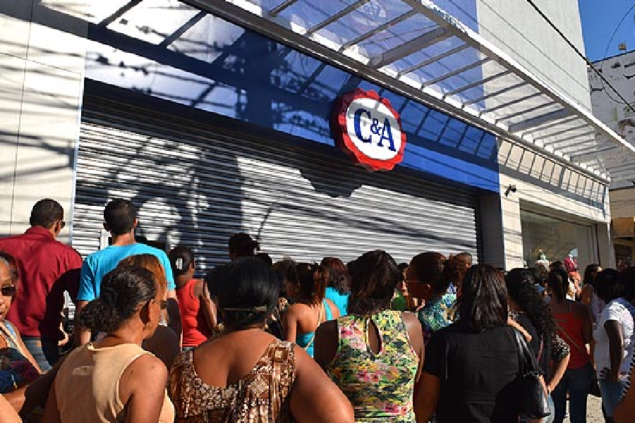 Loja da C&A sendo aberta nas ruas há um tempo atrás (Foto: Reprodução/ Internet)