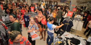 Loja de roupas com muitos clientes (Foto: Reprodução/ Internet)