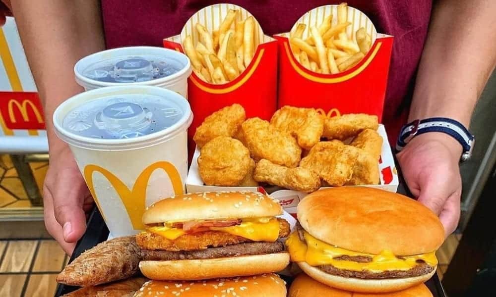 McDonald's and Coca-Cola have come under fire from health professionals (Image: cloning/internet)