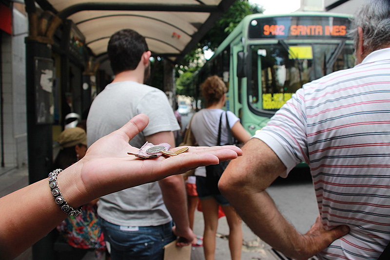 O aumento nas passagens de ônibus das cidades - Foto Reprodução Internet