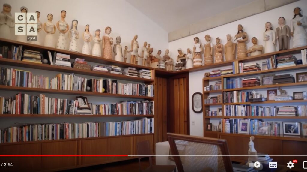 Sala com coleção exotica e estantes com livros da mansão de Marieta Severo no Rio de Janeiro  (Foto: Reprodução/YouTube Casa GNT)