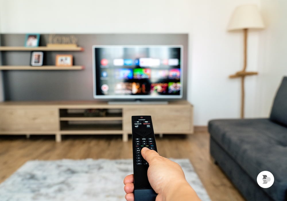 Sala com televisão sendo ligada - Foto Reprodução Internet