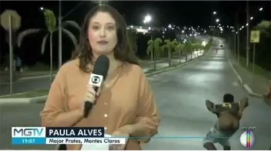 Um homem baixa as calças ao vivo em reportagem da TVGlobo - Foto Reprodução TVGlobo